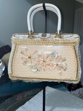 Amazing find!!! Vintage 1950/60’s White and Cream Woven Shell Accent Handbag
